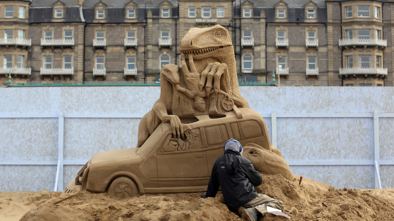 Illustration for article titled 11 Splendid Sand Sculptures Made For the Movie Geek
